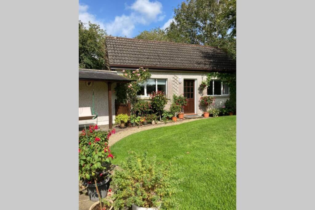 Апартаменты Mews With Garden Views Карлоу Экстерьер фото
